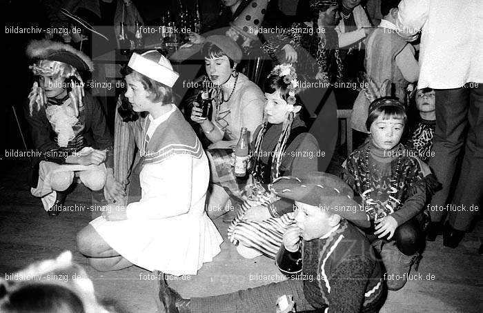 1968 Kinderkarneval im Helenensaal Sinzig vom TV08 -Turnverein -Karnevals-Sonntag: KNHLSNTVTRKRSN-005750
