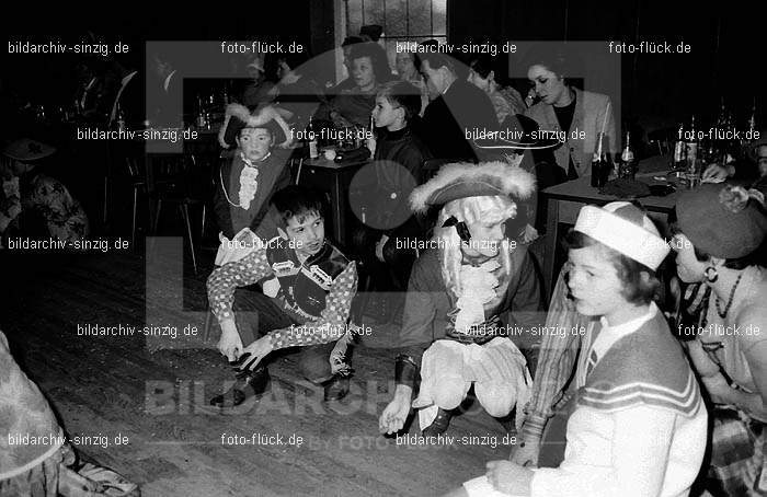 1968 Kinderkarneval im Helenensaal Sinzig vom TV08 -Turnverein -Karnevals-Sonntag: KNHLSNTVTRKRSN-005751