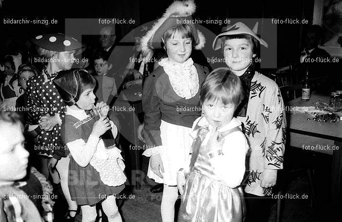 1968 Kinderkarneval im Helenensaal Sinzig vom TV08 -Turnverein -Karnevals-Sonntag: KNHLSNTVTRKRSN-005752