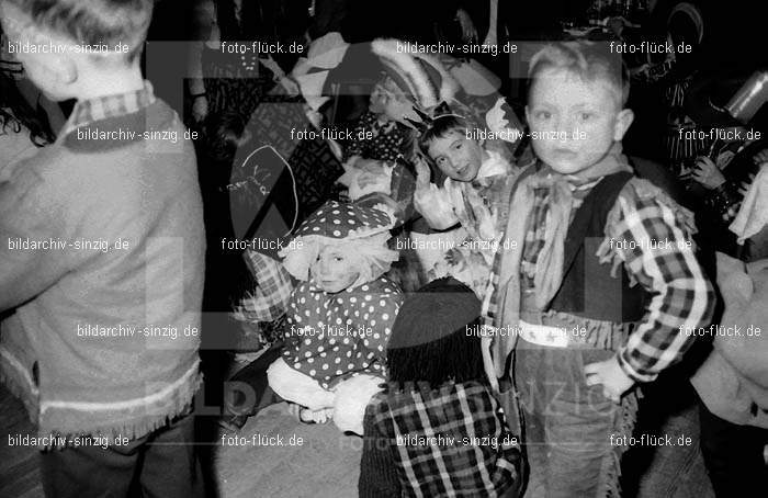 1968 Kinderkarneval im Helenensaal Sinzig vom TV08 -Turnverein -Karnevals-Sonntag: KNHLSNTVTRKRSN-005753