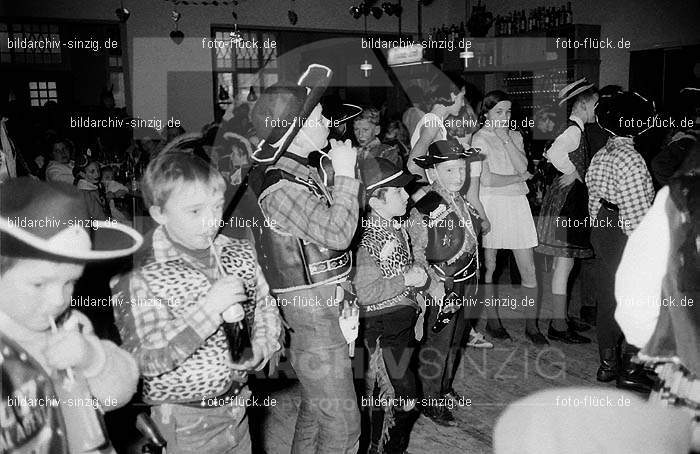 1968 Kinderkarneval im Helenensaal Sinzig vom TV08 -Turnverein -Karnevals-Sonntag: KNHLSNTVTRKRSN-005754