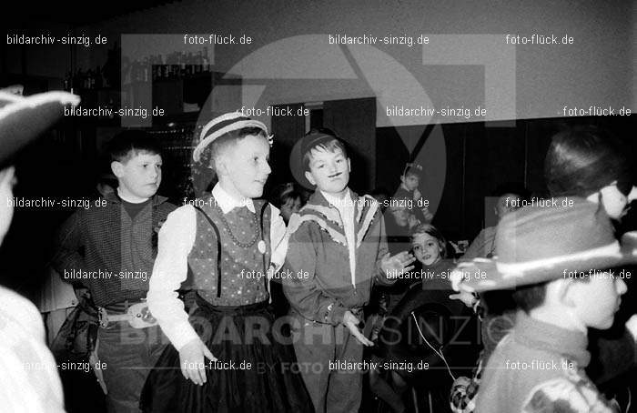 1968 Kinderkarneval im Helenensaal Sinzig vom TV08 -Turnverein -Karnevals-Sonntag: KNHLSNTVTRKRSN-005755