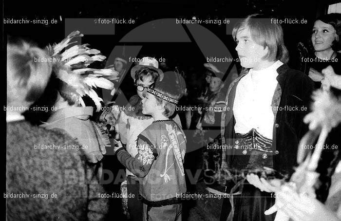 1968 Kinderkarneval im Helenensaal Sinzig vom TV08 -Turnverein -Karnevals-Sonntag: KNHLSNTVTRKRSN-005756
