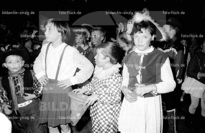 1968 Kinderkarneval im Helenensaal Sinzig vom TV08 -Turnverein -Karnevals-Sonntag: KNHLSNTVTRKRSN-005758