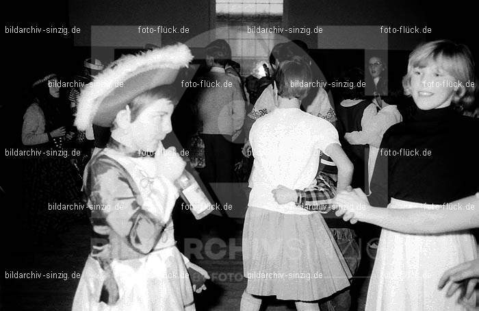1968 Kinderkarneval im Helenensaal Sinzig vom TV08 -Turnverein -Karnevals-Sonntag: KNHLSNTVTRKRSN-005759