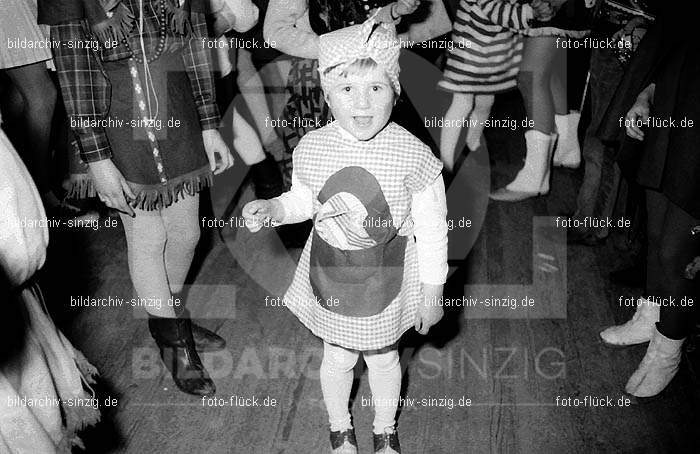 1968 Kinderkarneval im Helenensaal Sinzig vom TV08 -Turnverein -Karnevals-Sonntag: KNHLSNTVTRKRSN-005760