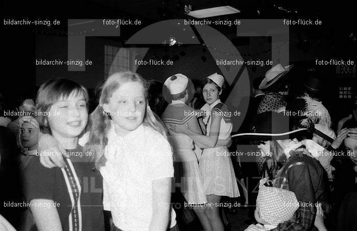 1968 Kinderkarneval im Helenensaal Sinzig vom TV08 -Turnverein -Karnevals-Sonntag: KNHLSNTVTRKRSN-005761