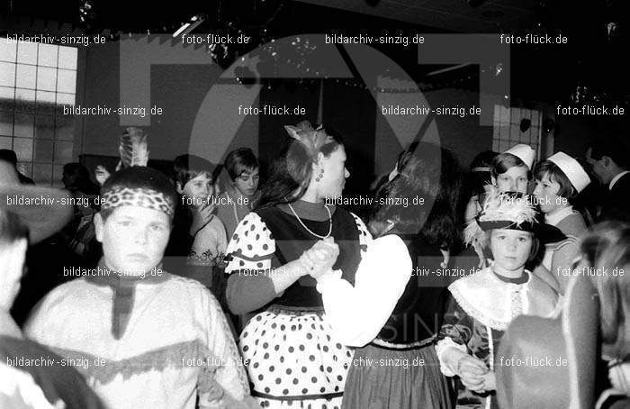 1968 Kinderkarneval im Helenensaal Sinzig vom TV08 -Turnverein -Karnevals-Sonntag: KNHLSNTVTRKRSN-005762