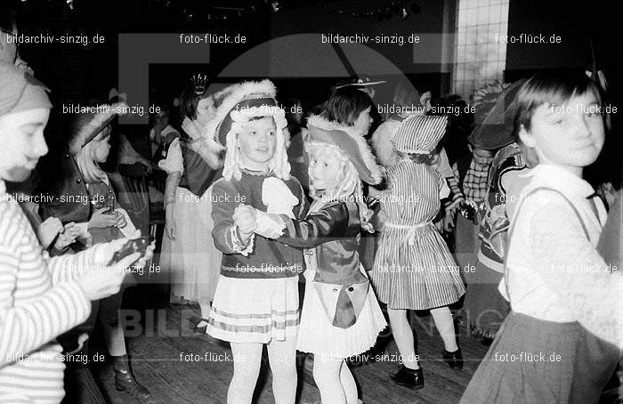 1968 Kinderkarneval im Helenensaal Sinzig vom TV08 -Turnverein -Karnevals-Sonntag: KNHLSNTVTRKRSN-005766