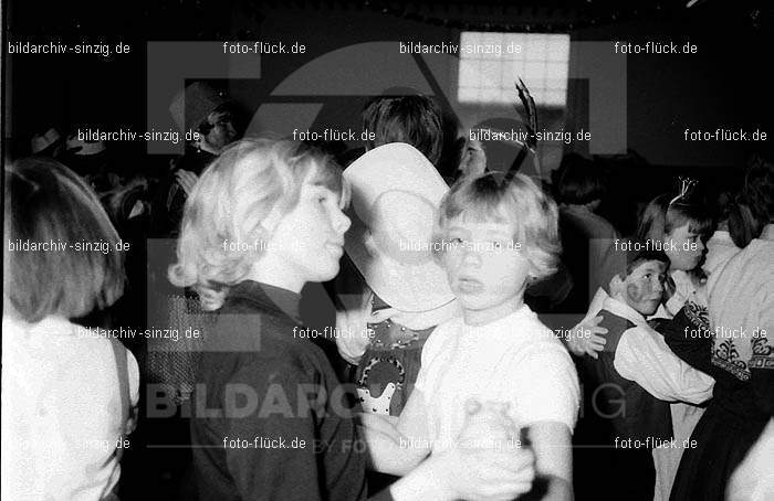 1968 Kinderkarneval im Helenensaal Sinzig vom TV08 -Turnverein -Karnevals-Sonntag: KNHLSNTVTRKRSN-005767