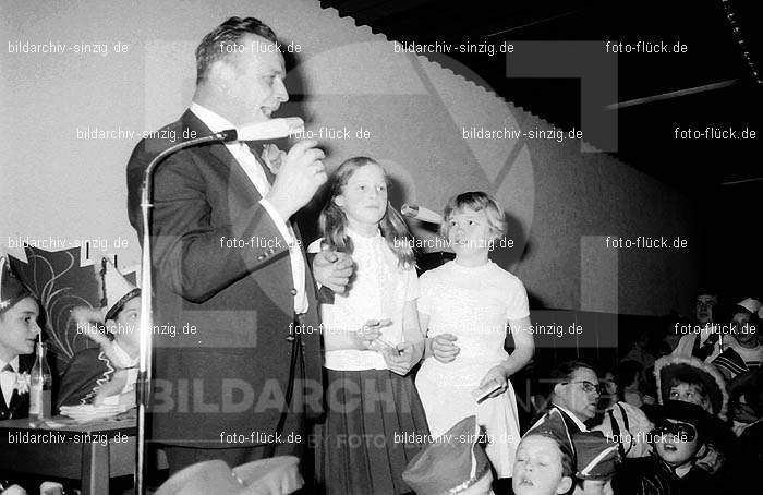 1968 Kinderkarneval im Helenensaal Sinzig vom TV08 -Turnverein -Karnevals-Sonntag: KNHLSNTVTRKRSN-005768