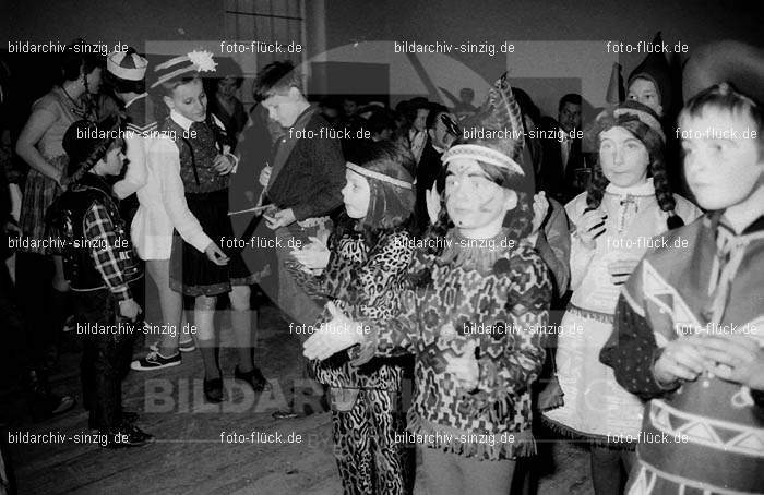 1968 Kinderkarneval im Helenensaal Sinzig vom TV08 -Turnverein -Karnevals-Sonntag: KNHLSNTVTRKRSN-005769