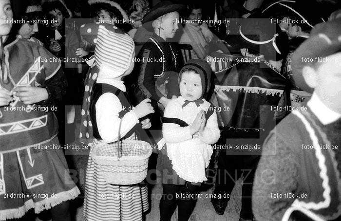 1968 Kinderkarneval im Helenensaal Sinzig vom TV08 -Turnverein -Karnevals-Sonntag: KNHLSNTVTRKRSN-005770