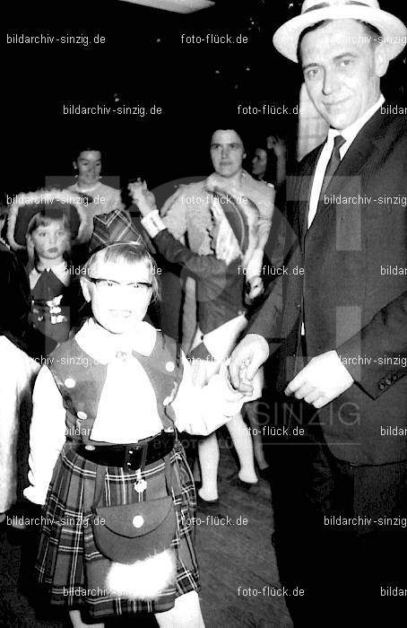 1968 Kinderkarneval im Helenensaal Sinzig vom TV08 -Turnverein -Karnevals-Sonntag: KNHLSNTVTRKRSN-005772