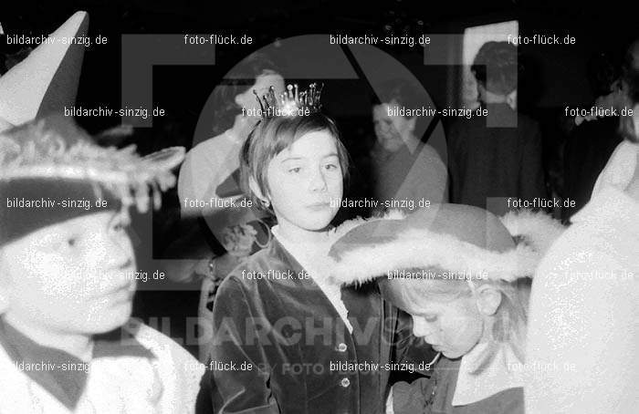 1968 Kinderkarneval im Helenensaal Sinzig vom TV08 -Turnverein -Karnevals-Sonntag: KNHLSNTVTRKRSN-005773