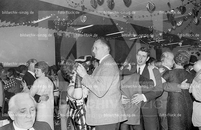 1968 Maskenball des Turnvereins TV 08 in Sinzig im Helenensaal: MSTRTVSNHL-005793