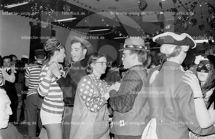 1968 Maskenball des Turnvereins TV 08 in Sinzig im Helenensaal: MSTRTVSNHL-005803