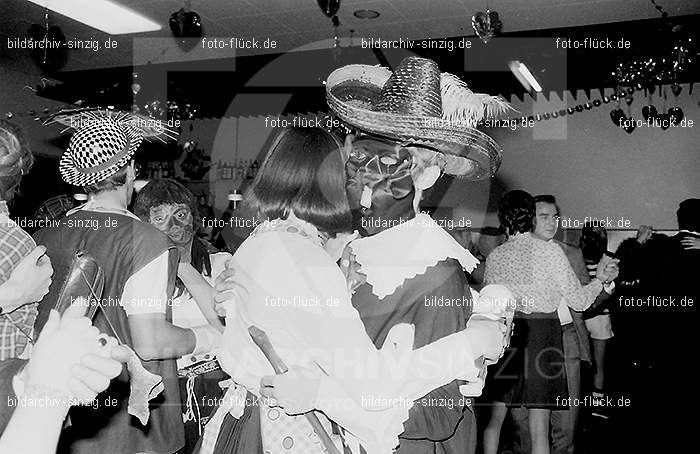 1968 Maskenball des Turnvereins TV 08 in Sinzig im Helenensaal: MSTRTVSNHL-005812