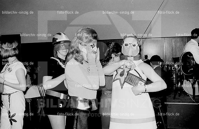 1968 Maskenball des Turnvereins TV 08 in Sinzig im Helenensaal: MSTRTVSNHL-005818