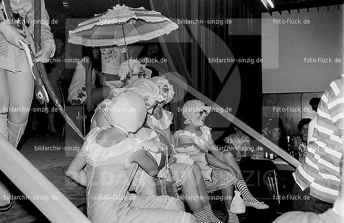1968 Maskenball des Turnvereins TV 08 in Sinzig im Helenensaal: MSTRTVSNHL-005819