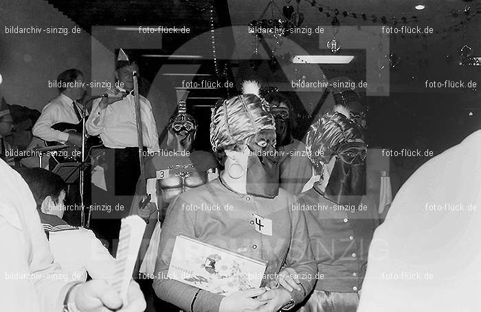 1968 Maskenball des Turnvereins TV 08 in Sinzig im Helenensaal: MSTRTVSNHL-005820