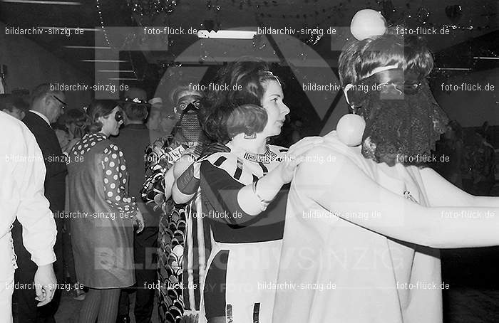 1968 Maskenball des Turnvereins TV 08 in Sinzig im Helenensaal: MSTRTVSNHL-005826