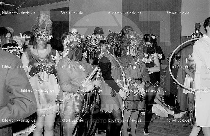 1968 Maskenball des Turnvereins TV 08 in Sinzig im Helenensaal: MSTRTVSNHL-005841