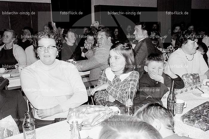 Weihnachtsfeier für die Kinder der Beschäftigten der Firma Agrob in Sinzig 1969: WHFRKNBSFRGRSN-006848