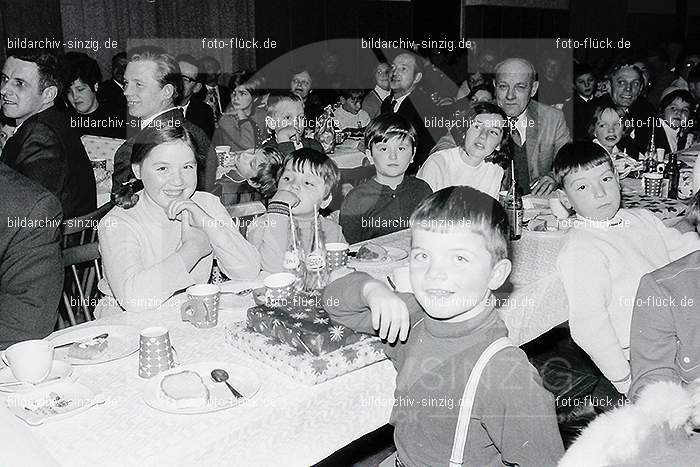 Weihnachtsfeier für die Kinder der Beschäftigten der Firma Agrob in Sinzig 1969: WHFRKNBSFRGRSN-006851