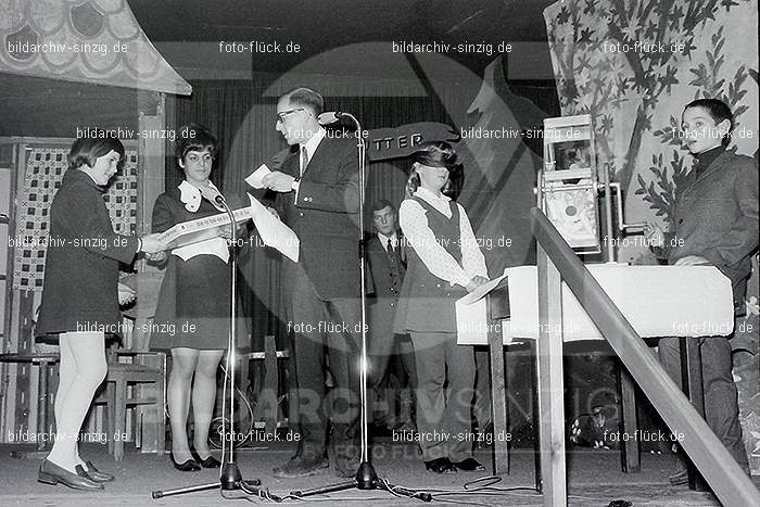 Weihnachtsfeier für die Kinder der Beschäftigten der Firma Agrob in Sinzig 1969: WHFRKNBSFRGRSN-006856