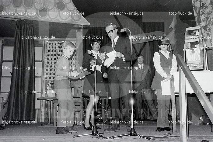 Weihnachtsfeier für die Kinder der Beschäftigten der Firma Agrob in Sinzig 1969: WHFRKNBSFRGRSN-006859