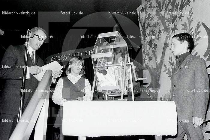 Weihnachtsfeier für die Kinder der Beschäftigten der Firma Agrob in Sinzig 1969: WHFRKNBSFRGRSN-006870