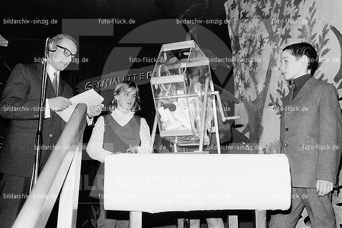 Weihnachtsfeier für die Kinder der Beschäftigten der Firma Agrob in Sinzig 1969: WHFRKNBSFRGRSN-006874