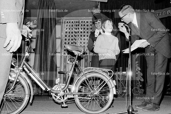 Weihnachtsfeier für die Kinder der Beschäftigten der Firma Agrob in Sinzig 1969: WHFRKNBSFRGRSN-006876