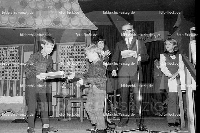 Weihnachtsfeier für die Kinder der Beschäftigten der Firma Agrob in Sinzig 1969: WHFRKNBSFRGRSN-006881