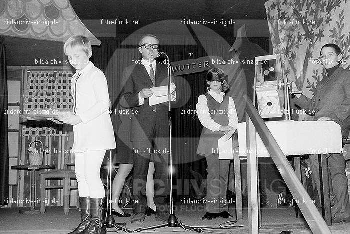 Weihnachtsfeier für die Kinder der Beschäftigten der Firma Agrob in Sinzig 1969: WHFRKNBSFRGRSN-006884