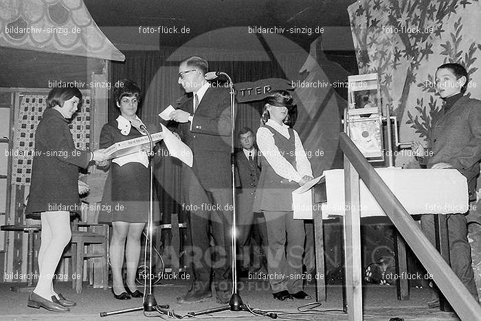 Weihnachtsfeier für die Kinder der Beschäftigten der Firma Agrob in Sinzig 1969: WHFRKNBSFRGRSN-006885