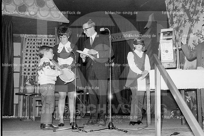 Weihnachtsfeier für die Kinder der Beschäftigten der Firma Agrob in Sinzig 1969: WHFRKNBSFRGRSN-006886