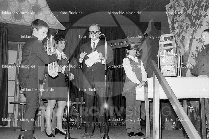 Weihnachtsfeier für die Kinder der Beschäftigten der Firma Agrob in Sinzig 1969: WHFRKNBSFRGRSN-006887