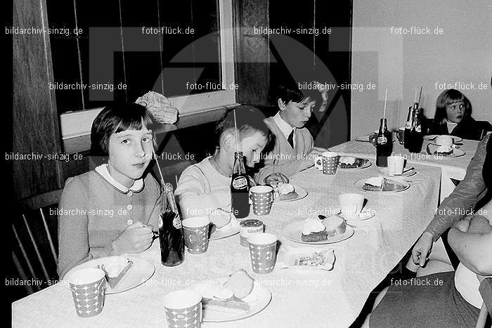 Weihnachtsfeier für die Kinder der Beschäftigten der Firma Agrob in Sinzig 1969: WHFRKNBSFRGRSN-006900