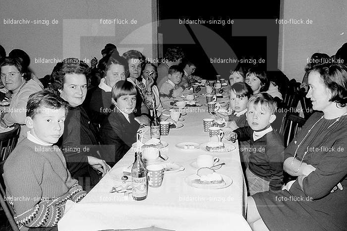 Weihnachtsfeier für die Kinder der Beschäftigten der Firma Agrob in Sinzig 1969: WHFRKNBSFRGRSN-006906