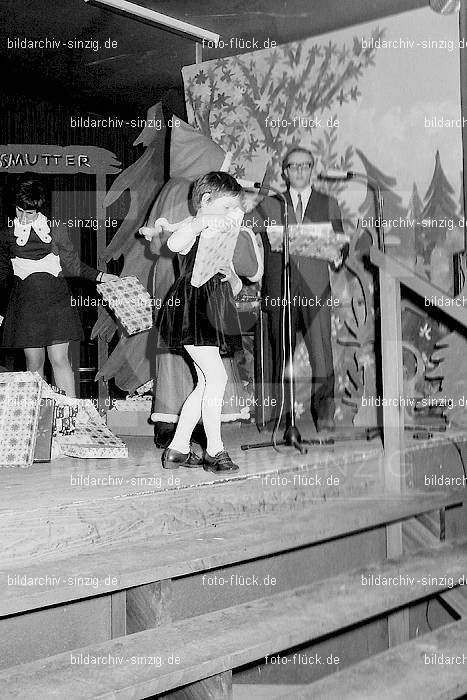 Weihnachtsfeier für die Kinder der Beschäftigten der Firma Agrob in Sinzig 1969: WHFRKNBSFRGRSN-006918