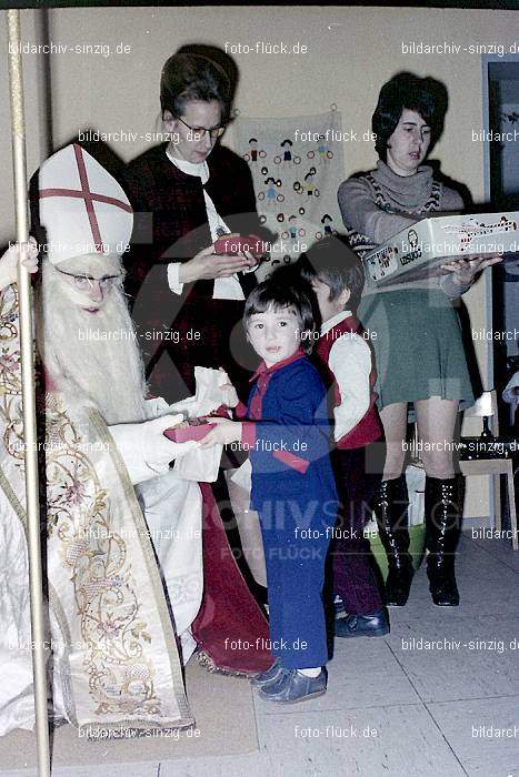 1970-71 Nikolausfeier im St.Georg Kindergarten in Löhndorf: NKSTGRKNLH-007019