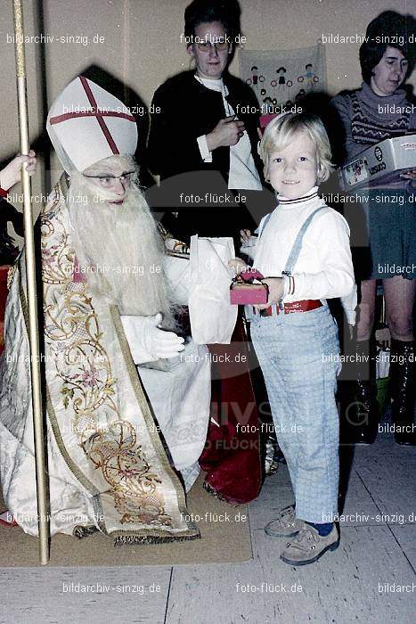 1970-71 Nikolausfeier im St.Georg Kindergarten in Löhndorf: NKSTGRKNLH-007025