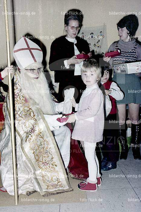 1970-71 Nikolausfeier im St.Georg Kindergarten in Löhndorf: NKSTGRKNLH-007026