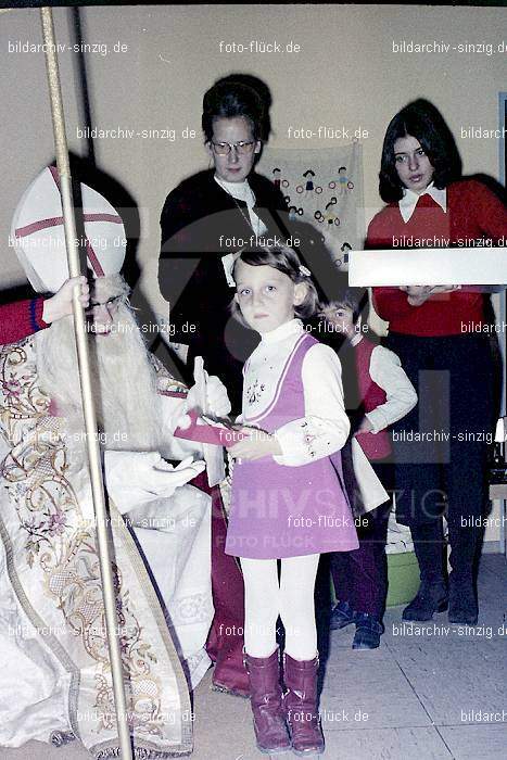 1970-71 Nikolausfeier im St.Georg Kindergarten in Löhndorf: NKSTGRKNLH-007027