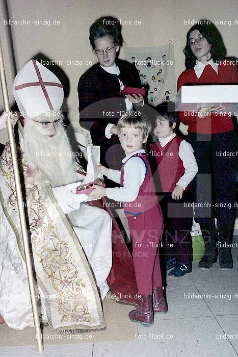 1970-71 Nikolausfeier im St.Georg Kindergarten in Löhndorf: NKSTGRKNLH-007031