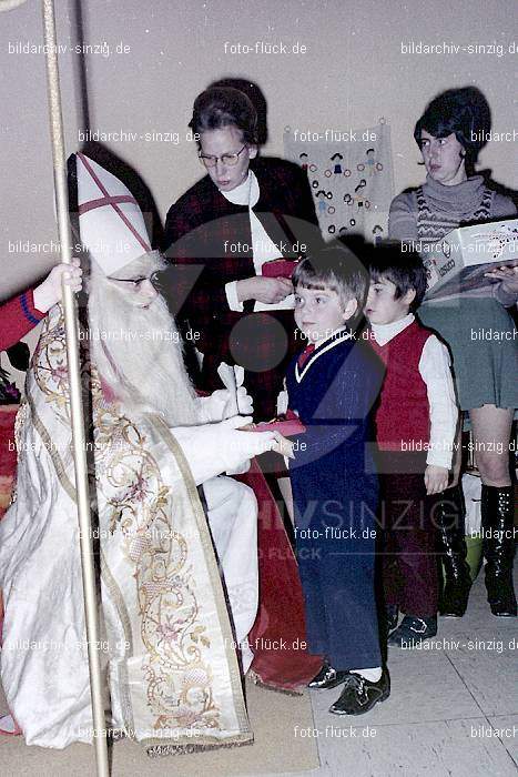 1970-71 Nikolausfeier im St.Georg Kindergarten in Löhndorf: NKSTGRKNLH-007033