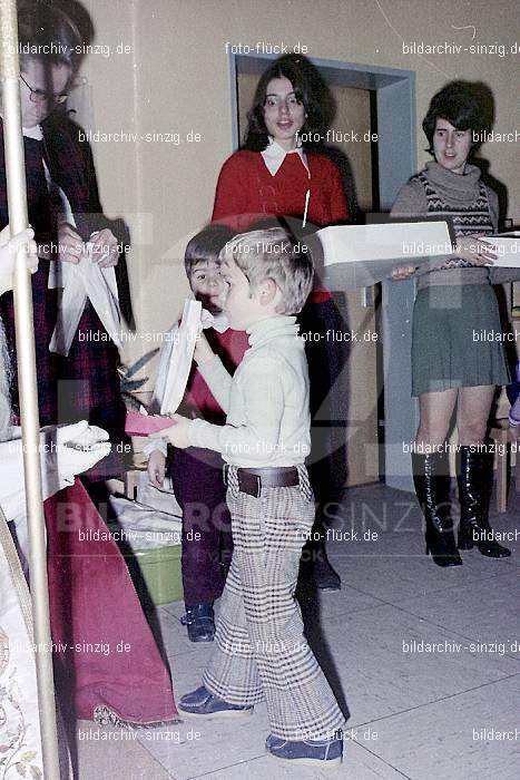 1970-71 Nikolausfeier im St.Georg Kindergarten in Löhndorf: NKSTGRKNLH-007034