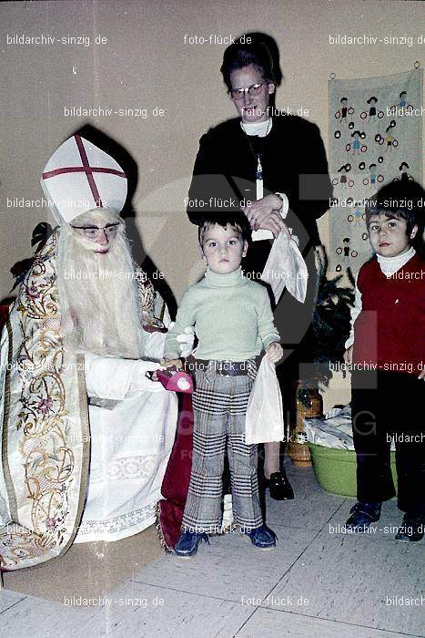 1970-71 Nikolausfeier im St.Georg Kindergarten in Löhndorf: NKSTGRKNLH-007035